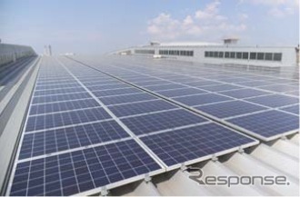 倉庫屋根に設置した太陽光発電システム