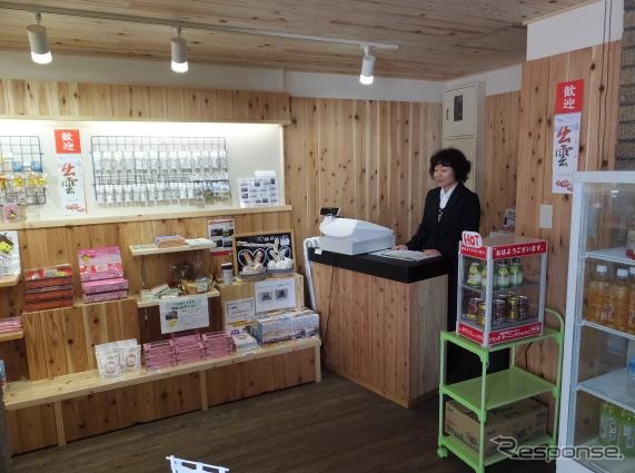 売店の壁なども木材が使われている。