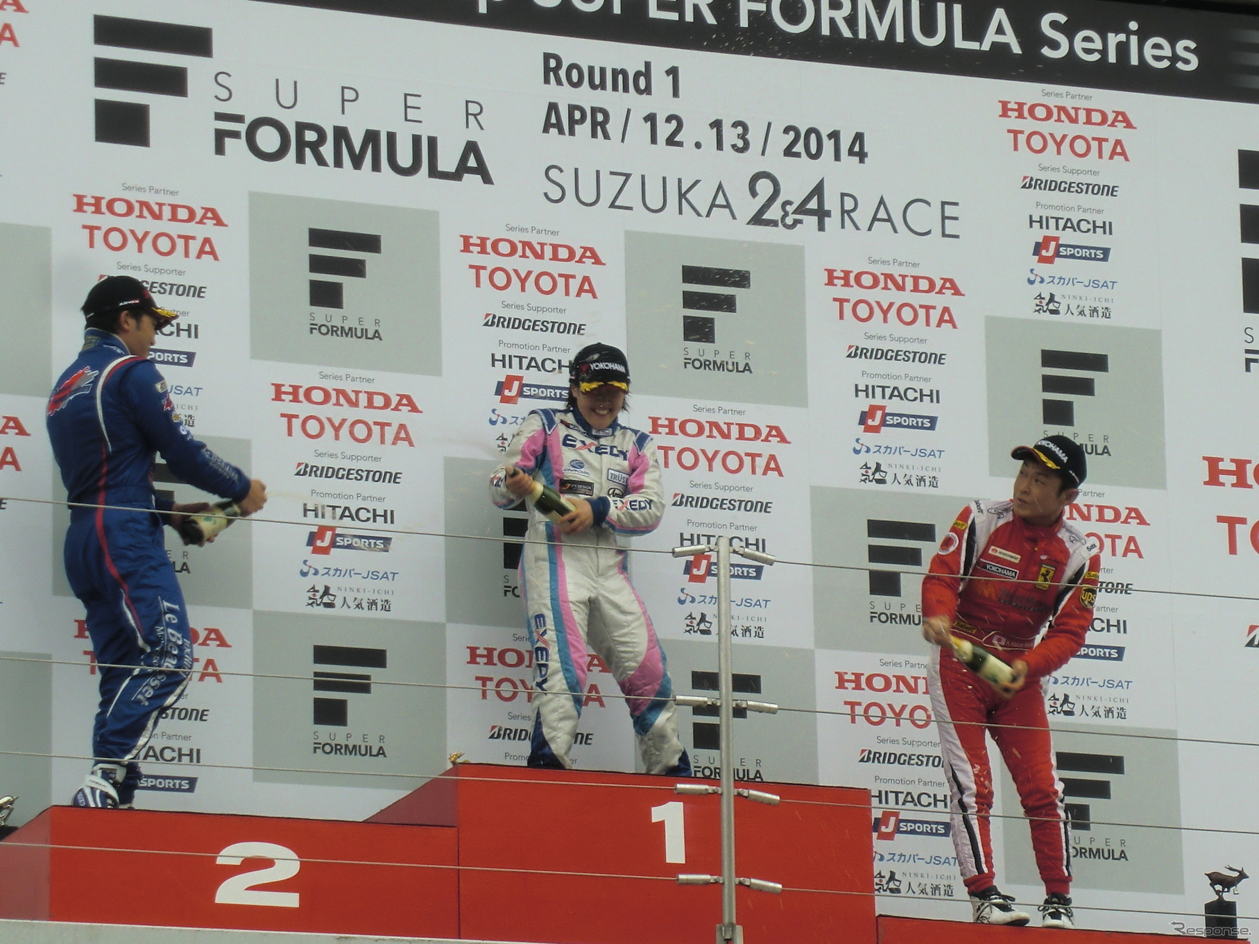 F3-Nクラスの表彰式。左から2位の久保、優勝の三浦、3位の小泉。
