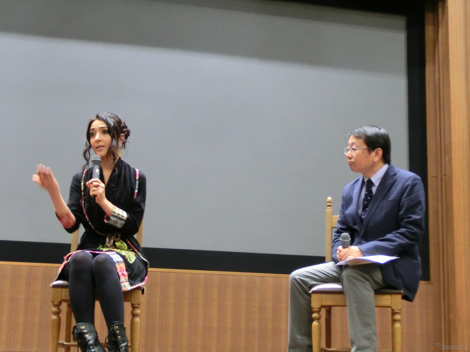 左は自身も幼少期に戦争体験をもつサヘル・ローズ氏（女優・タレント）。右は映画に登場する日本軍通訳、永瀬隆氏を長年取材していた満田康弘氏（瀬戸内海放送記者）