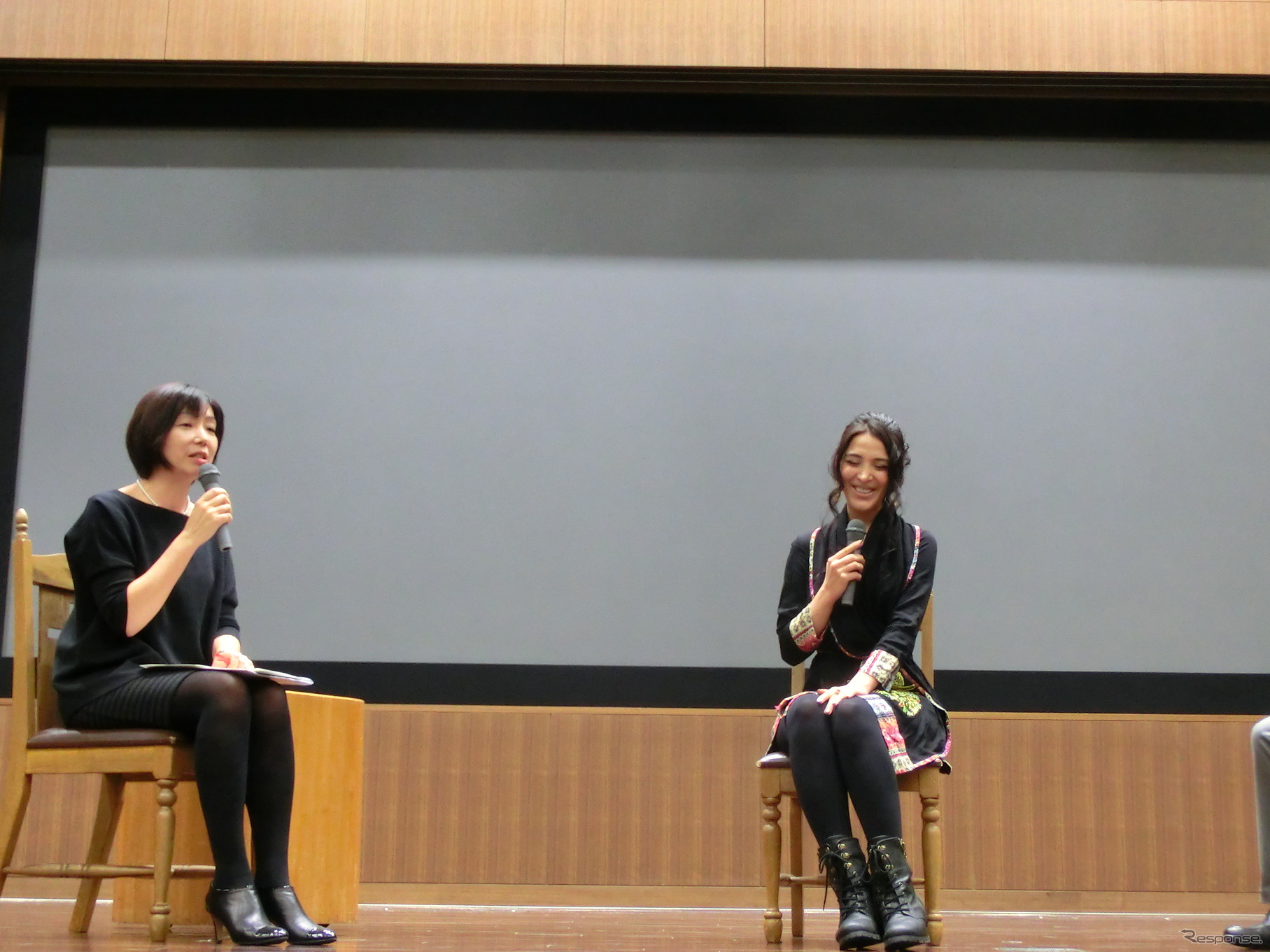左はAERA編集長、浜田敬子氏。右は自身も幼少期に戦争体験をもつサヘル・ローズ氏（女優・タレント）。