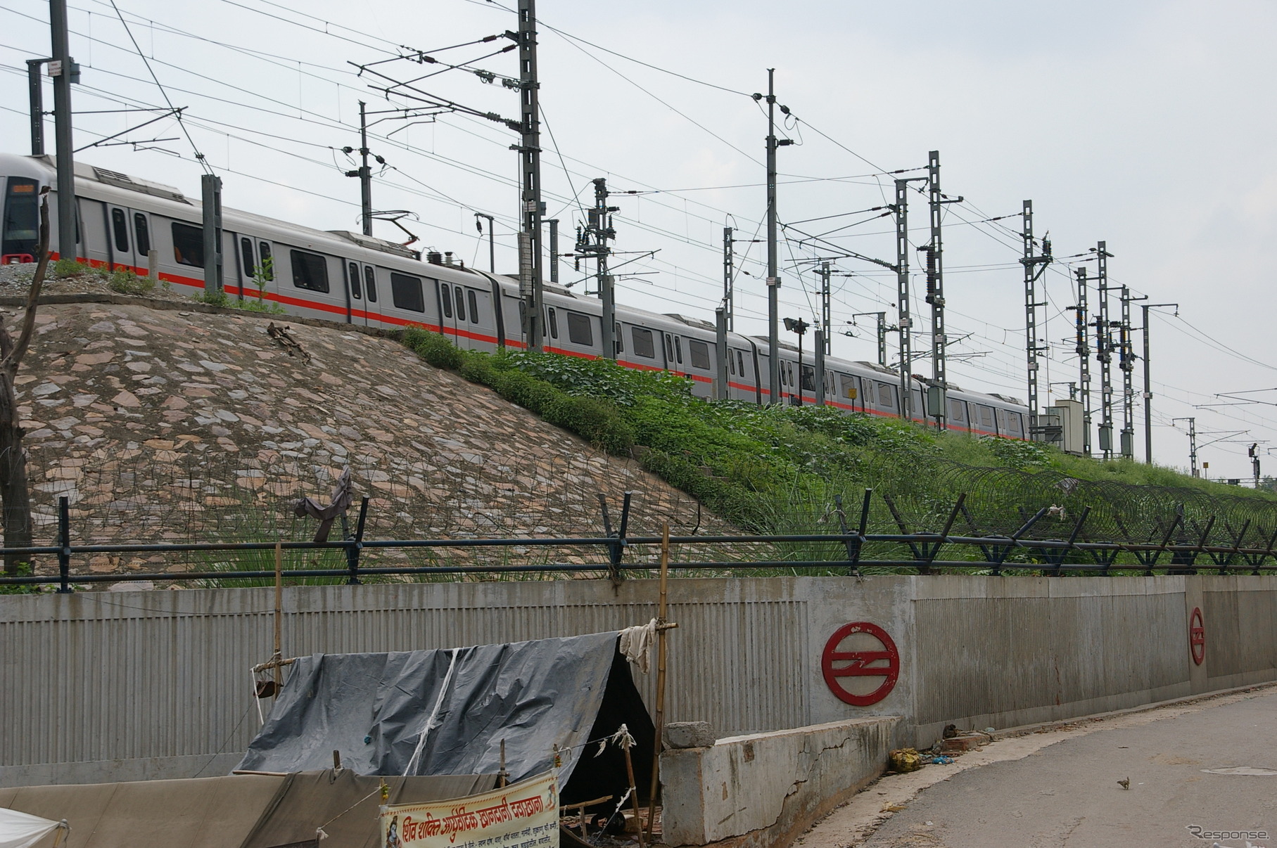 地上区間を走るデリーメトロの電車
