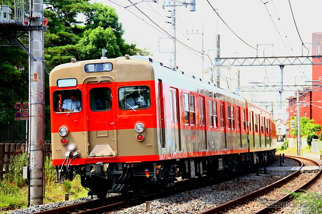 2色の旧塗装を復刻した8000系8111号編成。5月1日はセイジクリーム1色の81111号編成と連結して10両編成で運転される。