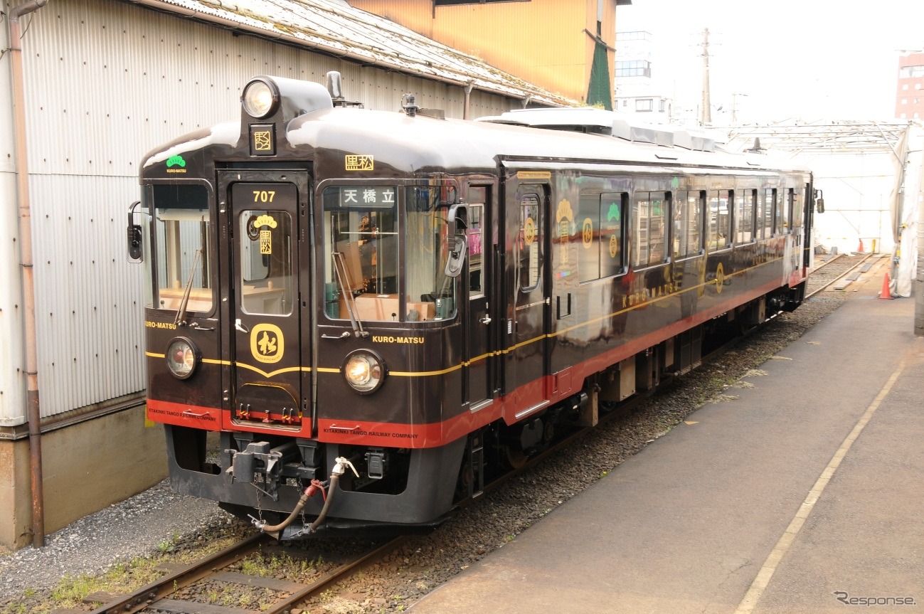 KTRが新たに導入する観光車両「くろまつ」。KTR707を全面的にリニューアルした。