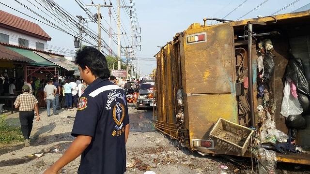 バンコク郊外でごみ収集車がバス、乗用車に衝突　４人死傷　