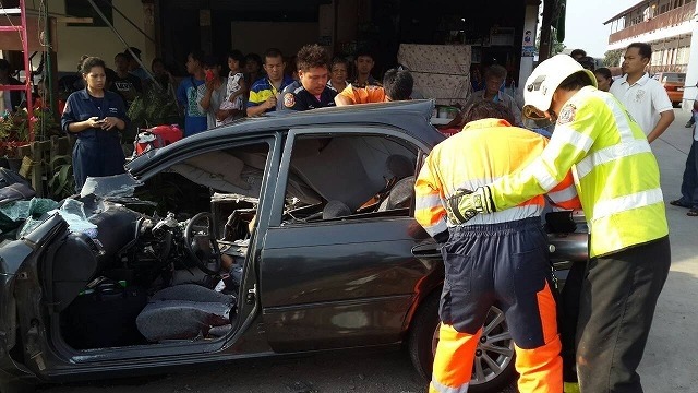 バンコク郊外でごみ収集車がバス、乗用車に衝突　４人死傷　