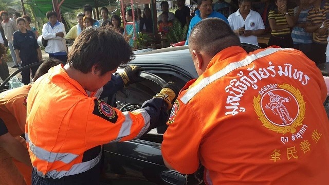 バンコク郊外でごみ収集車がバス、乗用車に衝突　４人死傷　