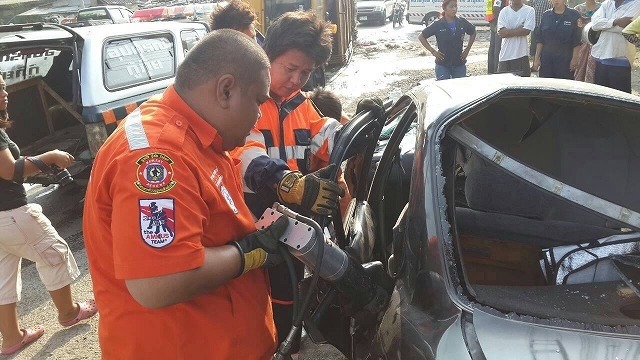 バンコク郊外でごみ収集車がバス、乗用車に衝突　４人死傷　