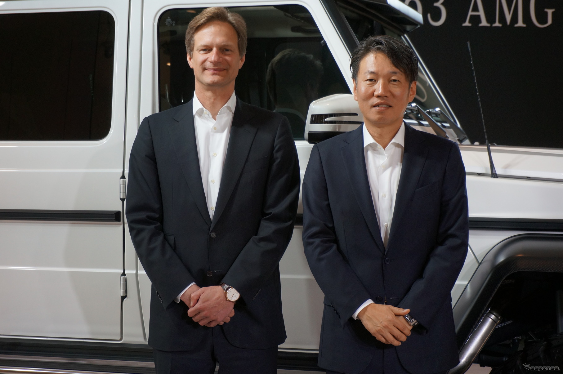 メルセデスベンツ日本の上野金太郎社長（右）とマーク・デボルケ副社長（左）