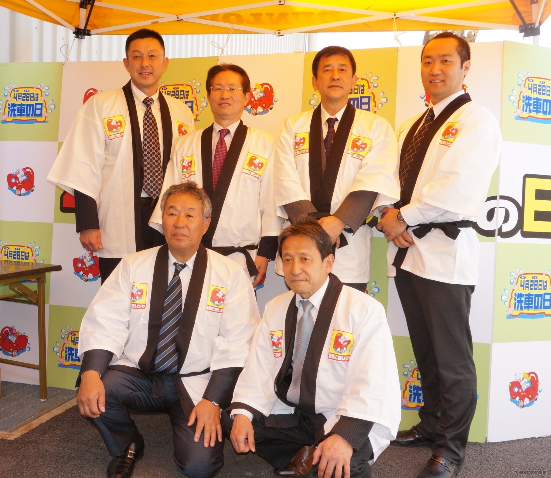 （後列左から）タクティーの杉山正司取締役、オートバックスセブンの森本弘徳副社長、自動車用品小売業協会の堀江康生会長、オートアールズの柿沼剛商品部長、（前列左から）全国自動車用品工業会の西脇保彦理事長、日本オートケミカル工業会の棚橋公三理事長
