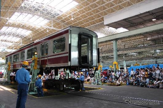 今年は保存車両のデ1形・デ51形の内覧会を新たに開催。写真の車体上げ作業実演なども前回に引き続き実施される。