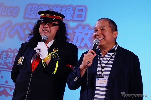 鉄道系ブースである「超鉄道縁日」は向谷実さん（右）プロデュース。左は車掌DJこと、野月貴弘さん。