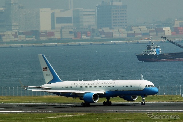 予備機となったC-32は10時50分に離陸開始。