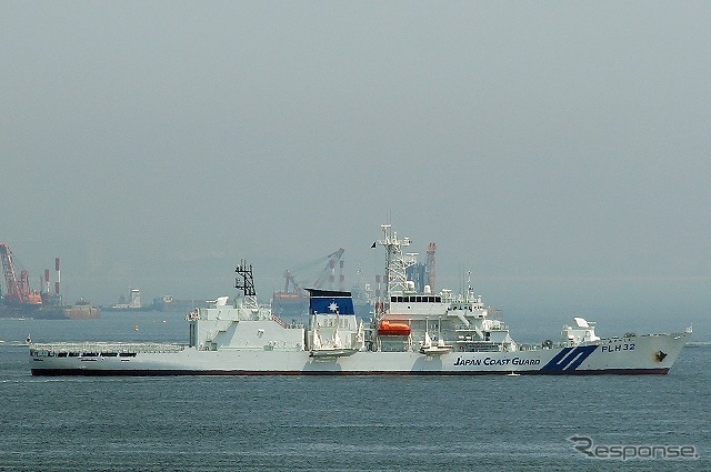 C滑走路の沖合いには警戒に当たる海上保安庁の巡視船。最新鋭の「あきつしま（PLH-32）」だった。