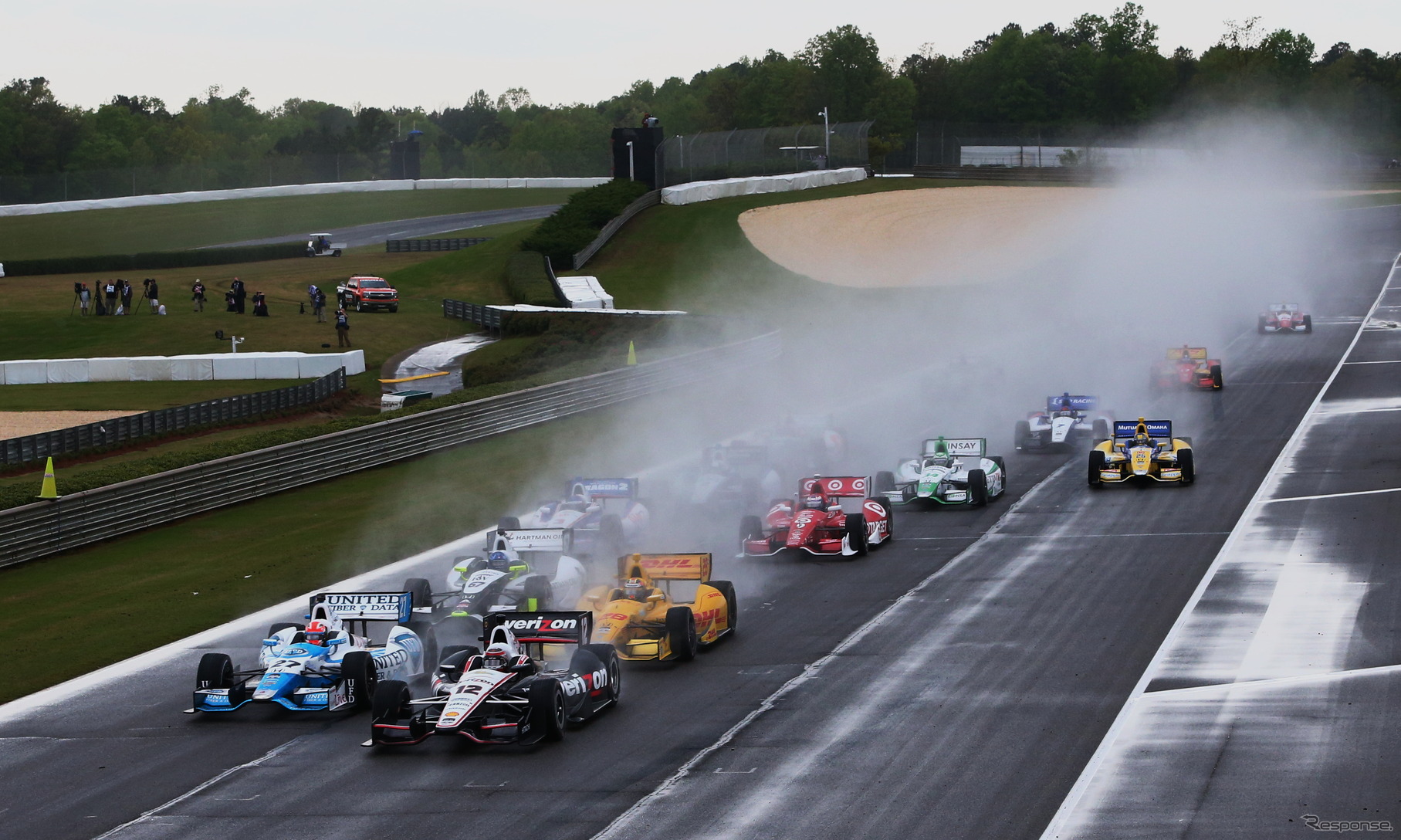 レースは難しい路面状況でのスタートとなった。写真：INDYCAR