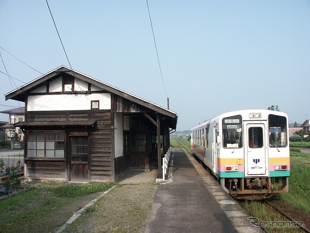 フラワー長井線の列車と西大塚駅の駅舎。秋に開設100周年を迎える。