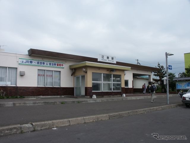 江差線の終点・江差駅。同線は5月11日限りで廃止され、翌12日から函館バスが代替バスを運行する。