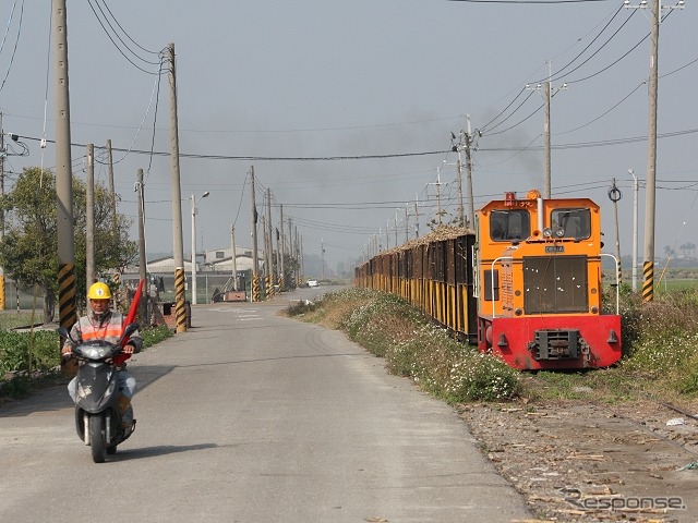 列車が踏切を過ぎると警備員はすぐにバイクに乗って列車に先行。次の踏切へ向かう。