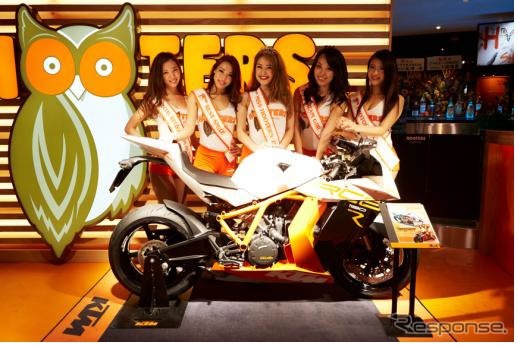 KTMジャパン、HOOTERS渋谷店にKTM 1190 RC8 Rを展示