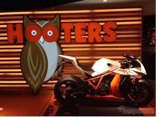 KTMジャパン、HOOTERS渋谷店にKTM 1190 RC8 Rを展示