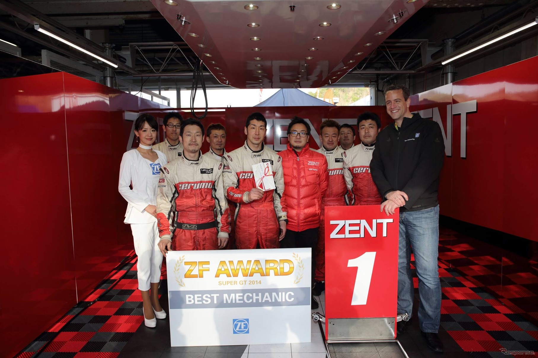 SUPER GT 第1戦でZF Awardを授賞したLEXUS TEAM ZENT CERUMO