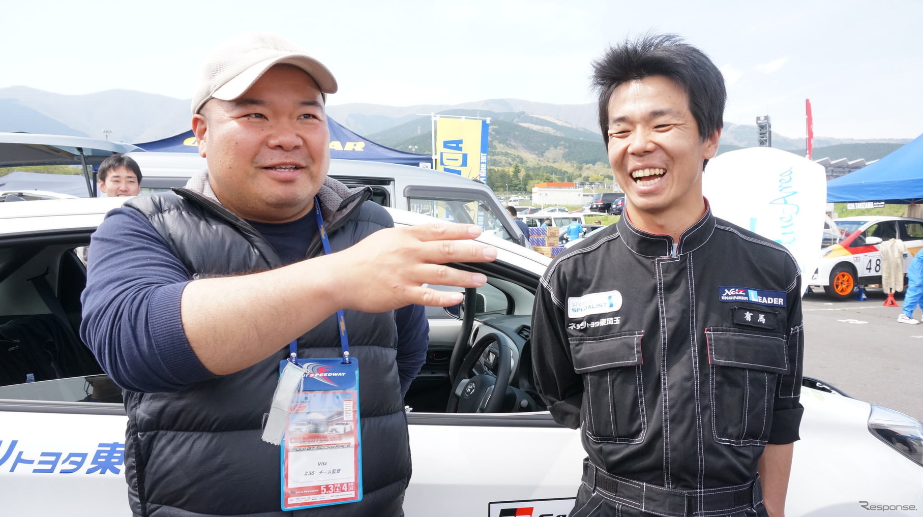 ヴィッツレース参加者の飯田滋さん（左）とネッツトヨタ東埼玉のエンジニアリーダー有馬康介さん（右）