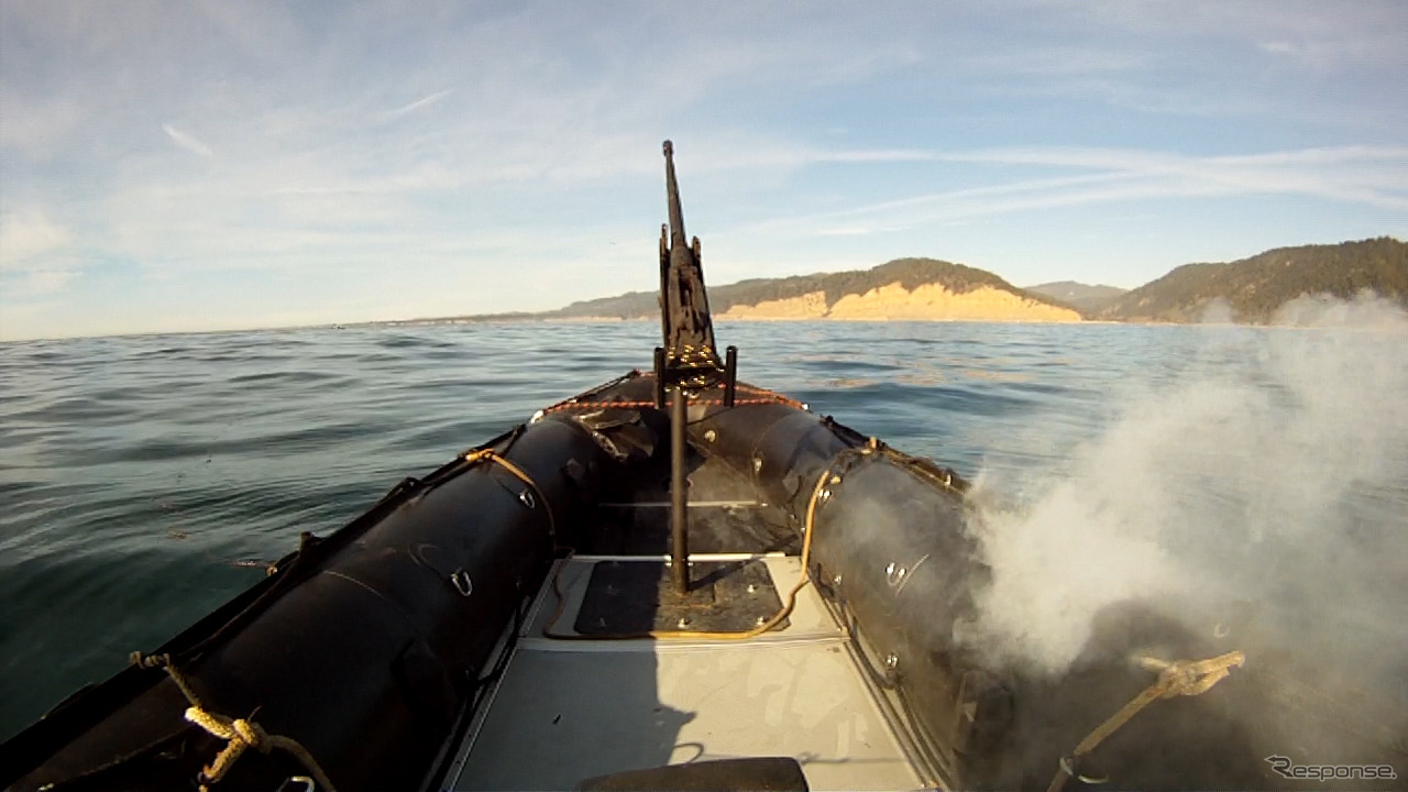 軍用ゴムボートの船体を燃やすADAMレーザーシステム