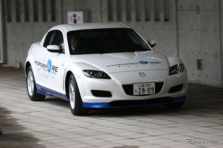 【東京モーターショー05】マツダ RX-8 水素RE、販売ひかえて試乗車も