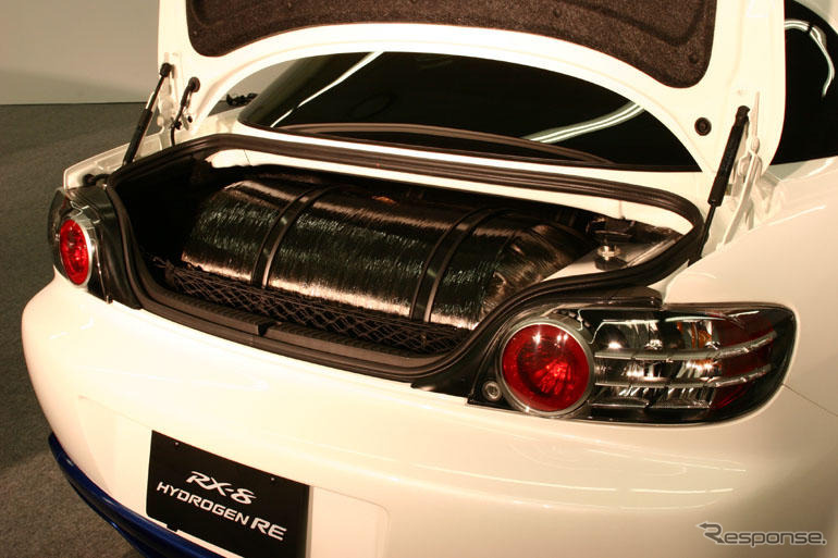 【東京モーターショー05】マツダ RX-8 水素RE、販売ひかえて試乗車も
