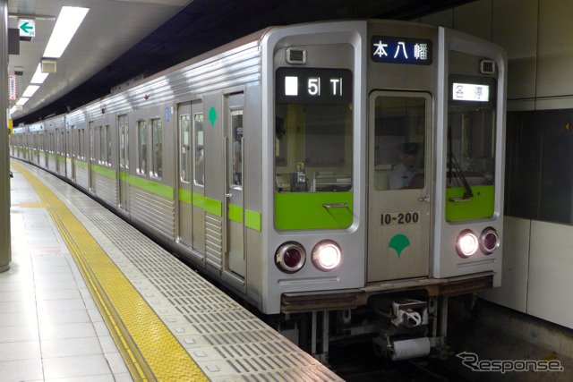 東京都交通局は、都営新宿線の全駅にホームドアを設置すると発表。2019年度までの整備完了を目指す。写真は新宿駅に停車する都営新宿線の10-000形