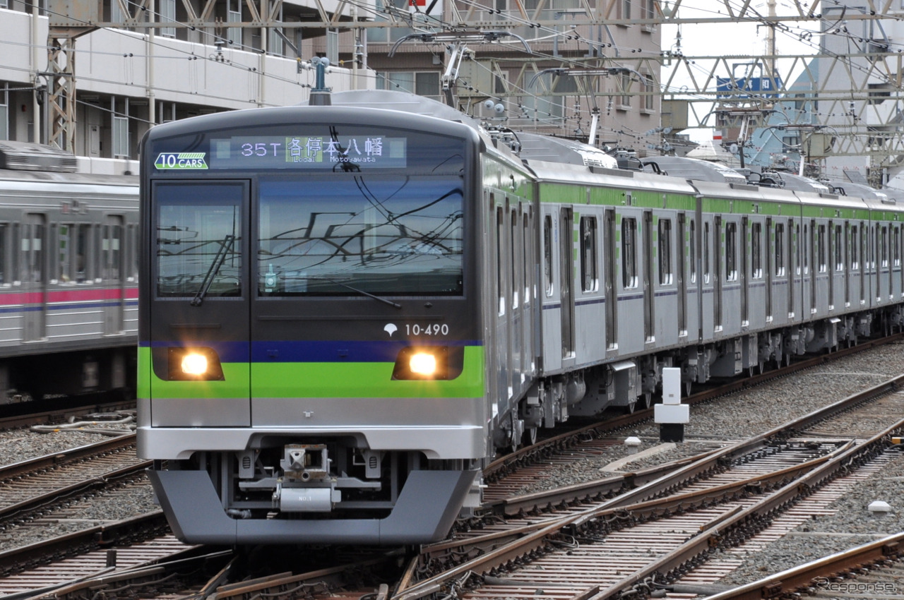 東京都交通局は、都営新宿線の全駅にホームドアを設置すると発表。2019年度までの整備完了を目指す。写真の10-300形3次車はホームドア導入を見据え、これまで側面窓下だったグリーンのラインを窓上に移し、車体の上部を目立たせるデザインになっている