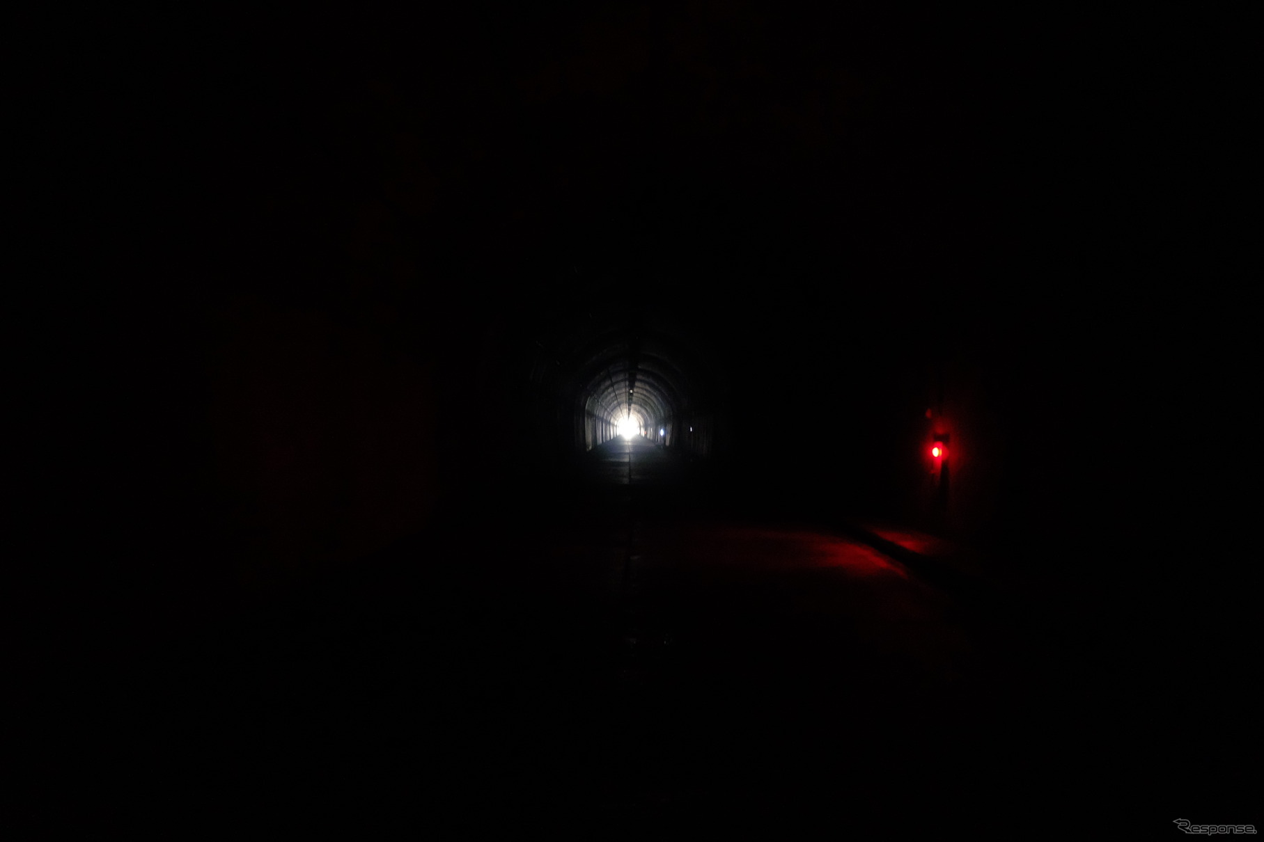 トンネルの中は闇