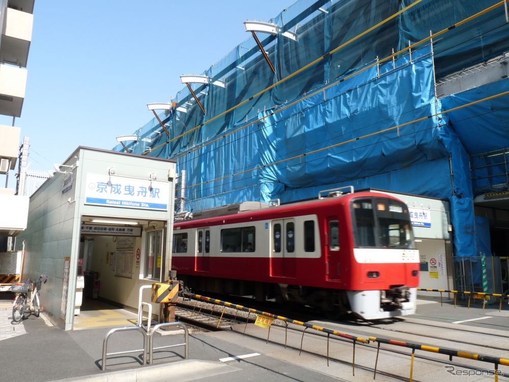 京成は2014年度の設備投資計画を発表。押上線押上～八広間の立体交差化工事では、昨年の上り線高架化に続き下り線の高架築造工事を行う。写真は昨年、上り線が高架化される前の京成曳舟駅