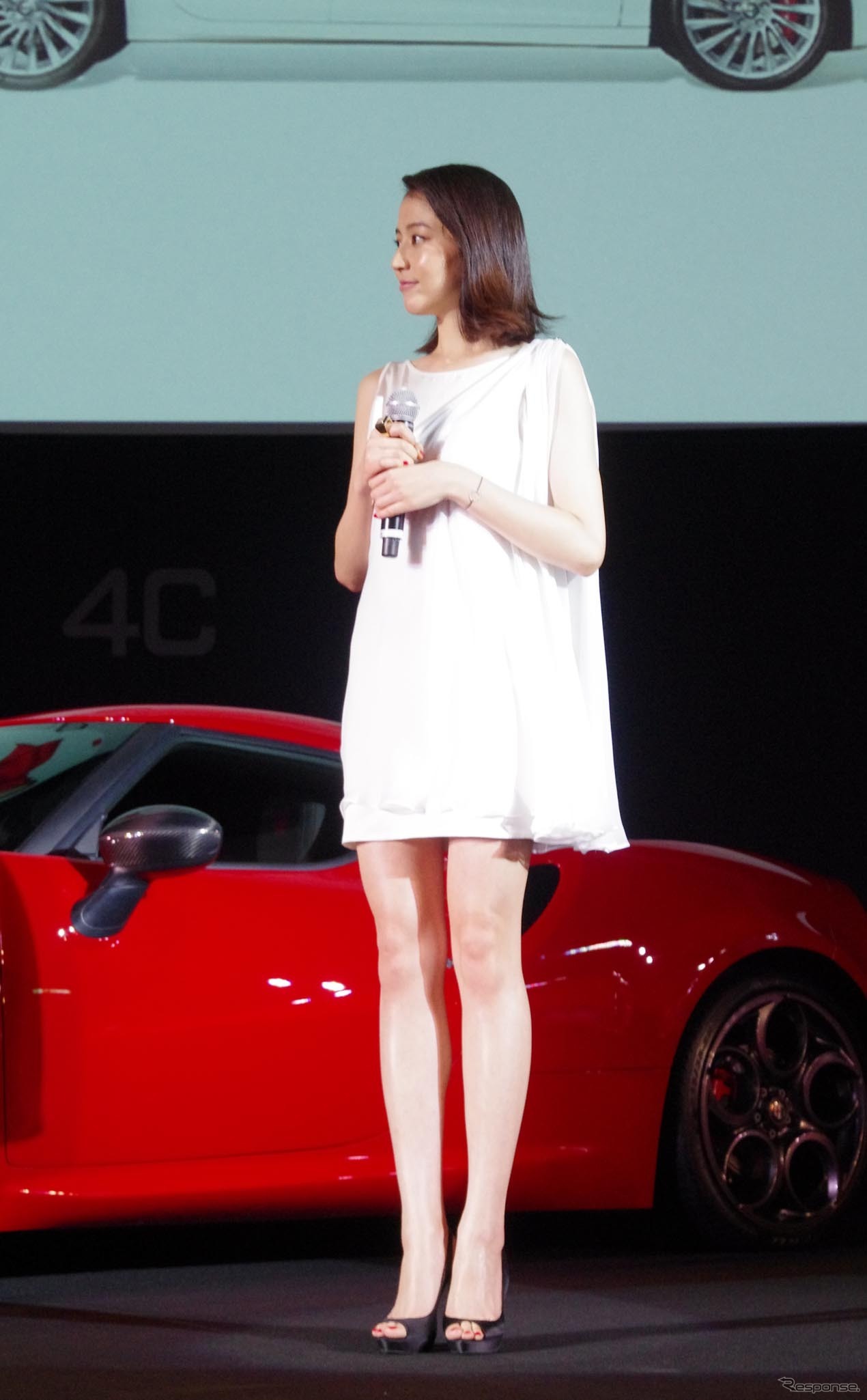 女優の長澤まさみさんが、アルファロメオの新型『4C（フォーシー）』発表会に駆けつけた