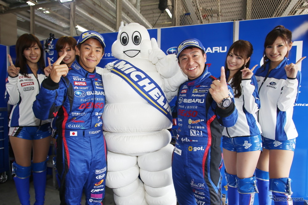 ポール獲得を喜ぶGT300のBRZ陣営。ビバンダムの隣、向かって左が井口卓人、右が佐々木孝太。＜撮影：益田和久＞