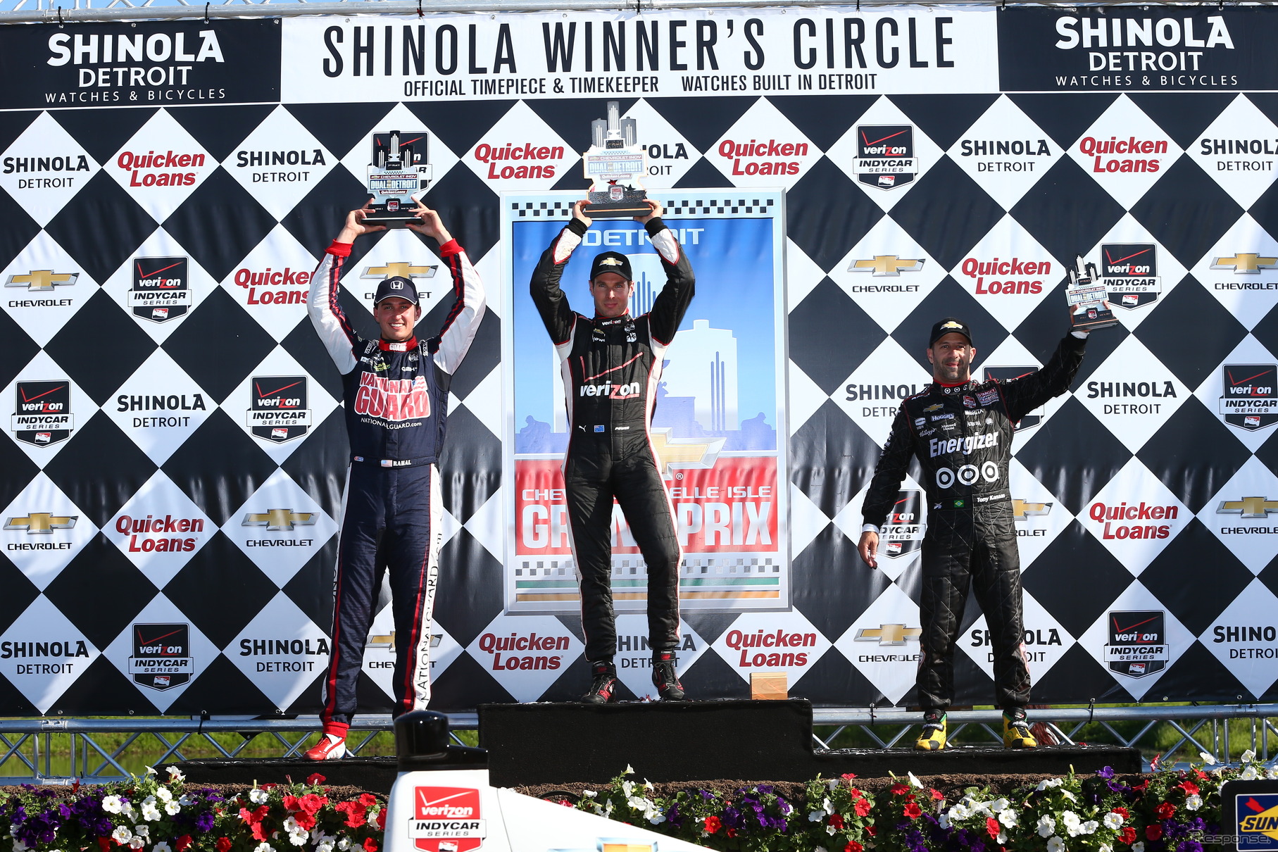 第6戦の表彰式。左から2位レイホール、優勝パワー、3位カナーン。写真：INDYCAR