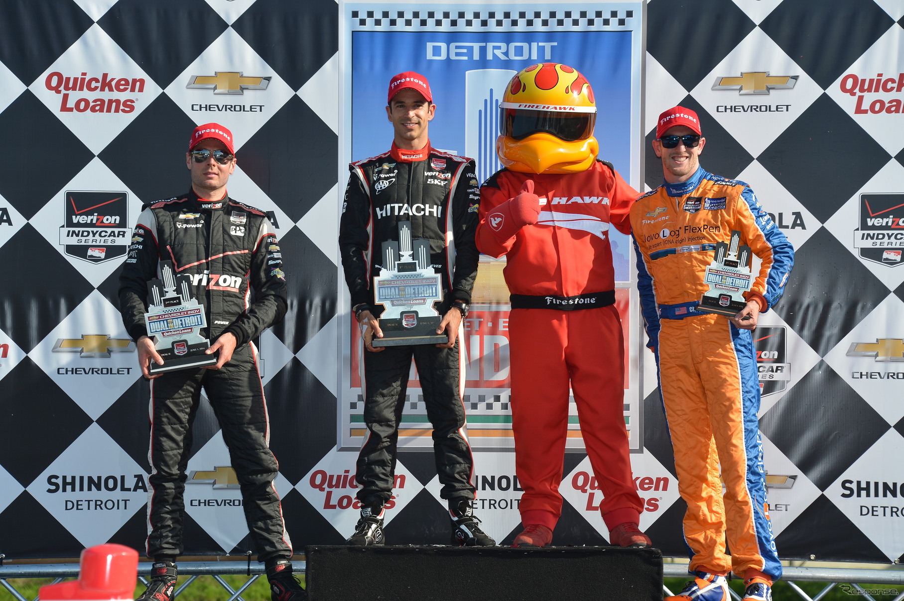第7戦の表彰式。左から2位パワー、優勝カストロネベス、3位キンボール。写真：INDYCAR