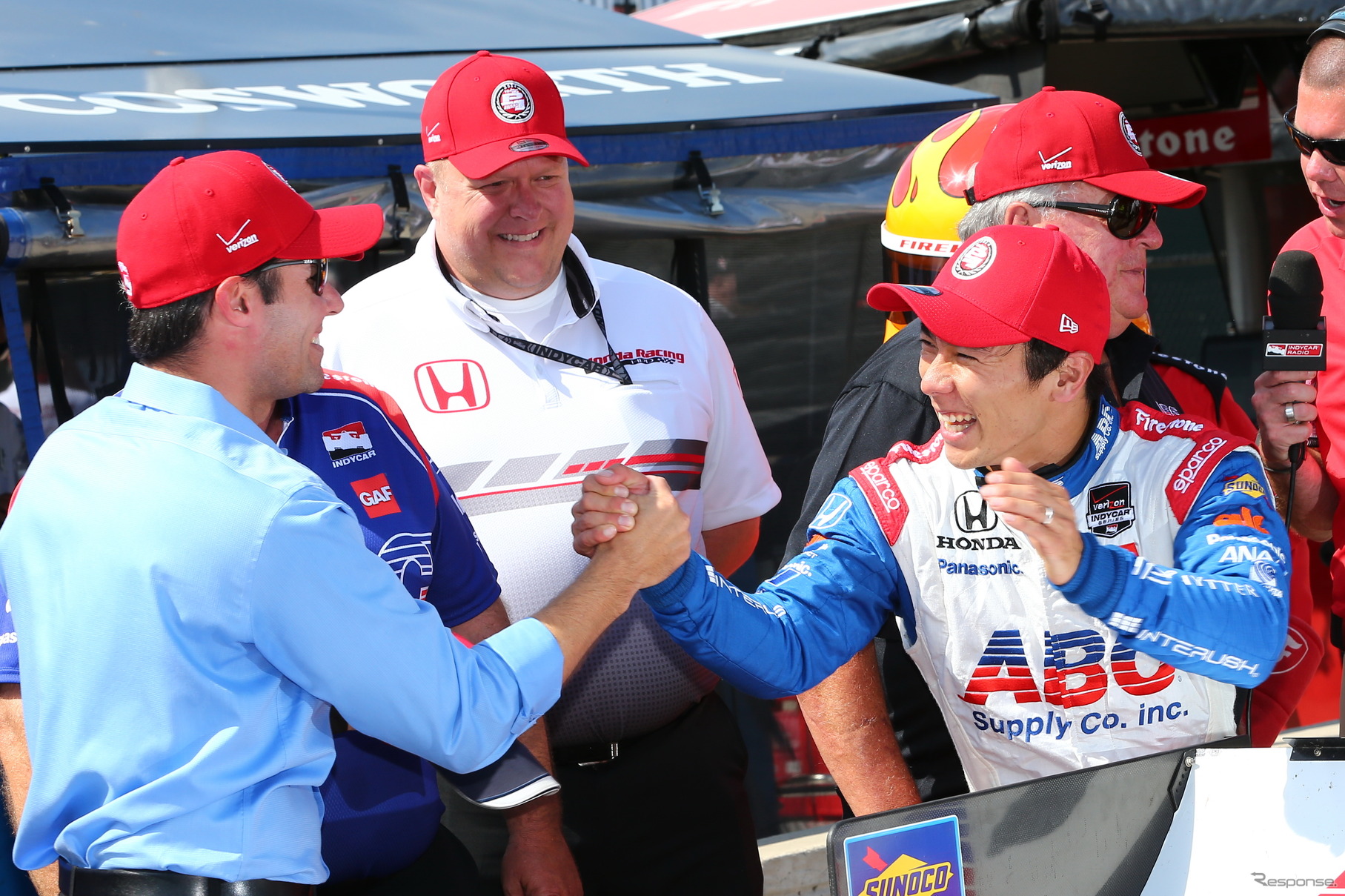 ポール獲得を喜ぶ琢磨だったが、決勝は無念の展開に。写真：INDYCAR