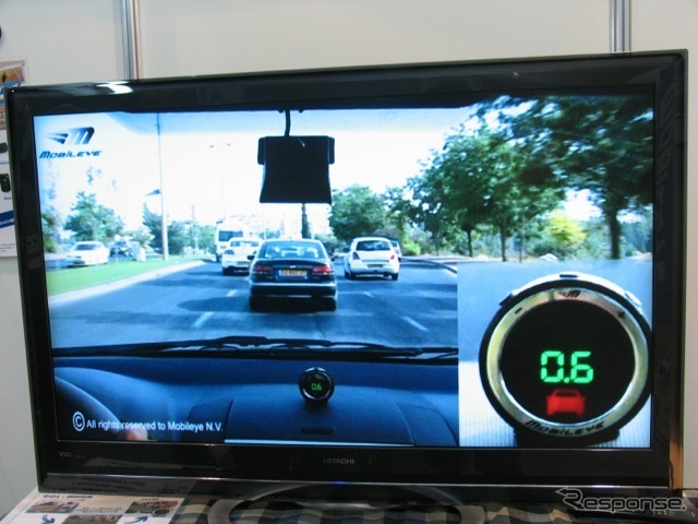 アイウォッチには車間距離を走行速度に応じた時間で表示。相対速度で2.7秒以内に衝突すると判断すると、赤いマークと警告音で警報する