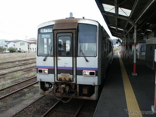 益田駅で発車を待つ山陰本線の長門市行き普通列車。2013年夏の水害で益田～長門市間のうち須佐～奈古間が現在も運休しているが、8月中にも再開の見込みとなった。