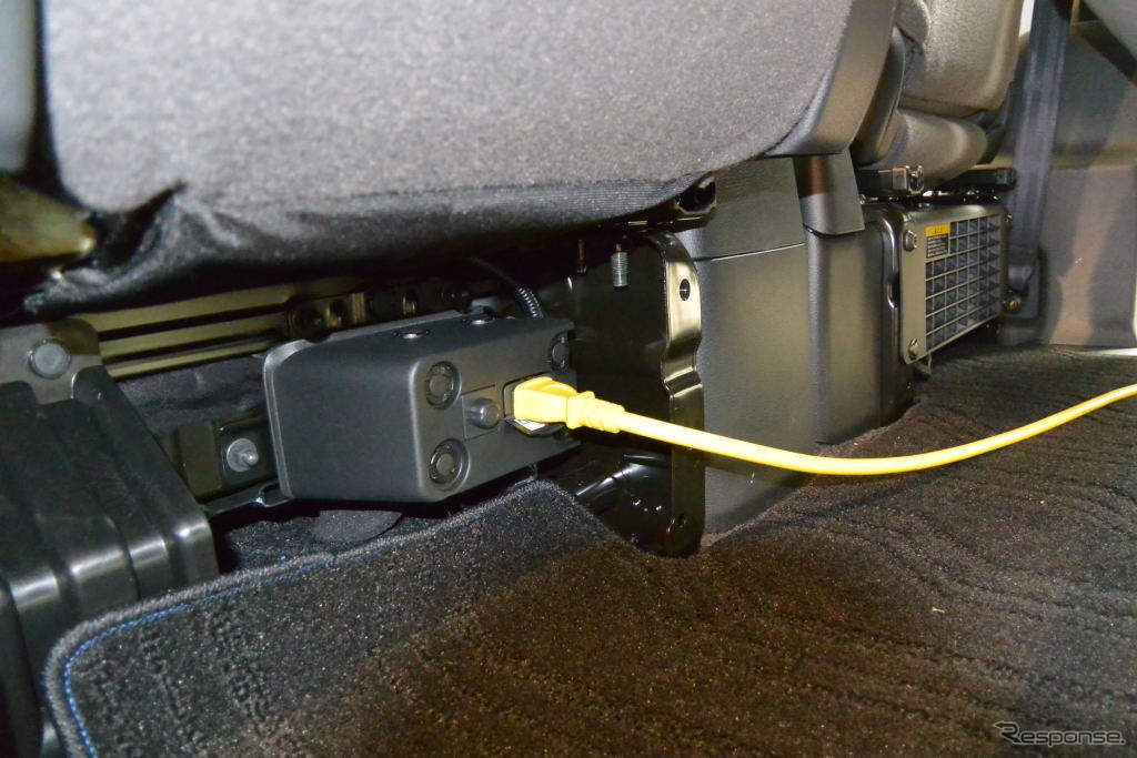 e-NV200 パワープラグ