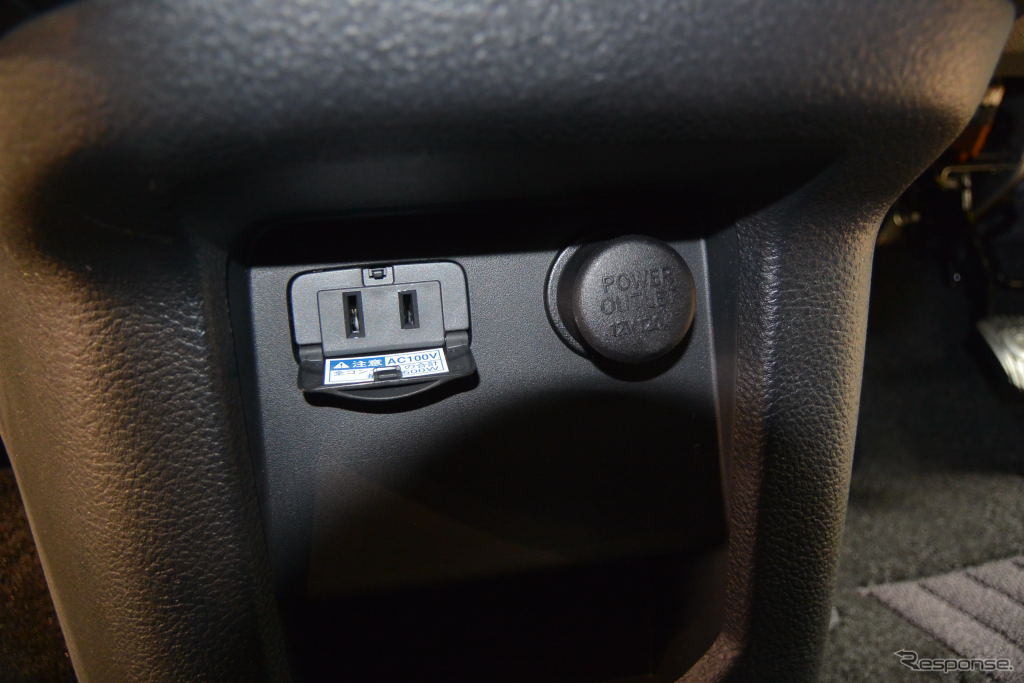 e-NV200 パワープラグ