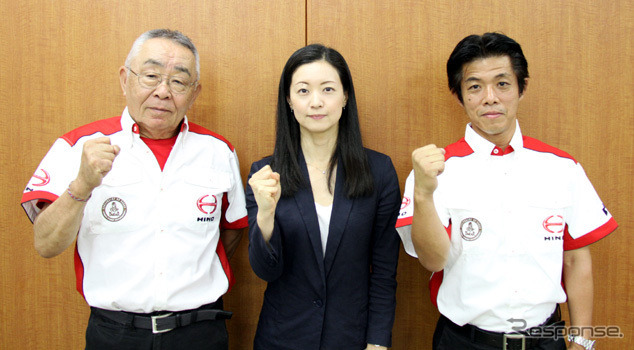左から菅原義正代表、若林葉子さん、羽村勝美選手