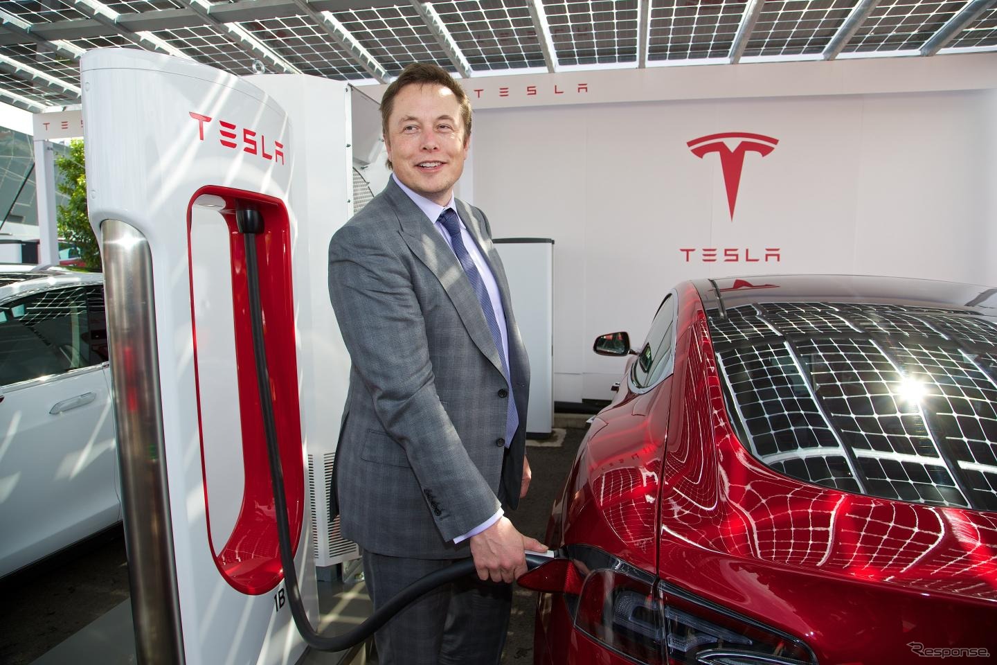 英国初の「スーパーチャージャー」でモデルSを急速充電するテスラのイーロン・マスクCEO