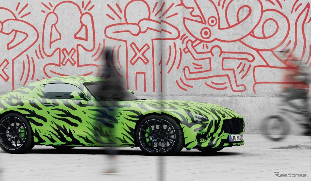 メルセデス-AMG GTの開発プロトタイプ車を紹介したブランド情報誌『Driving Performance Magazine』