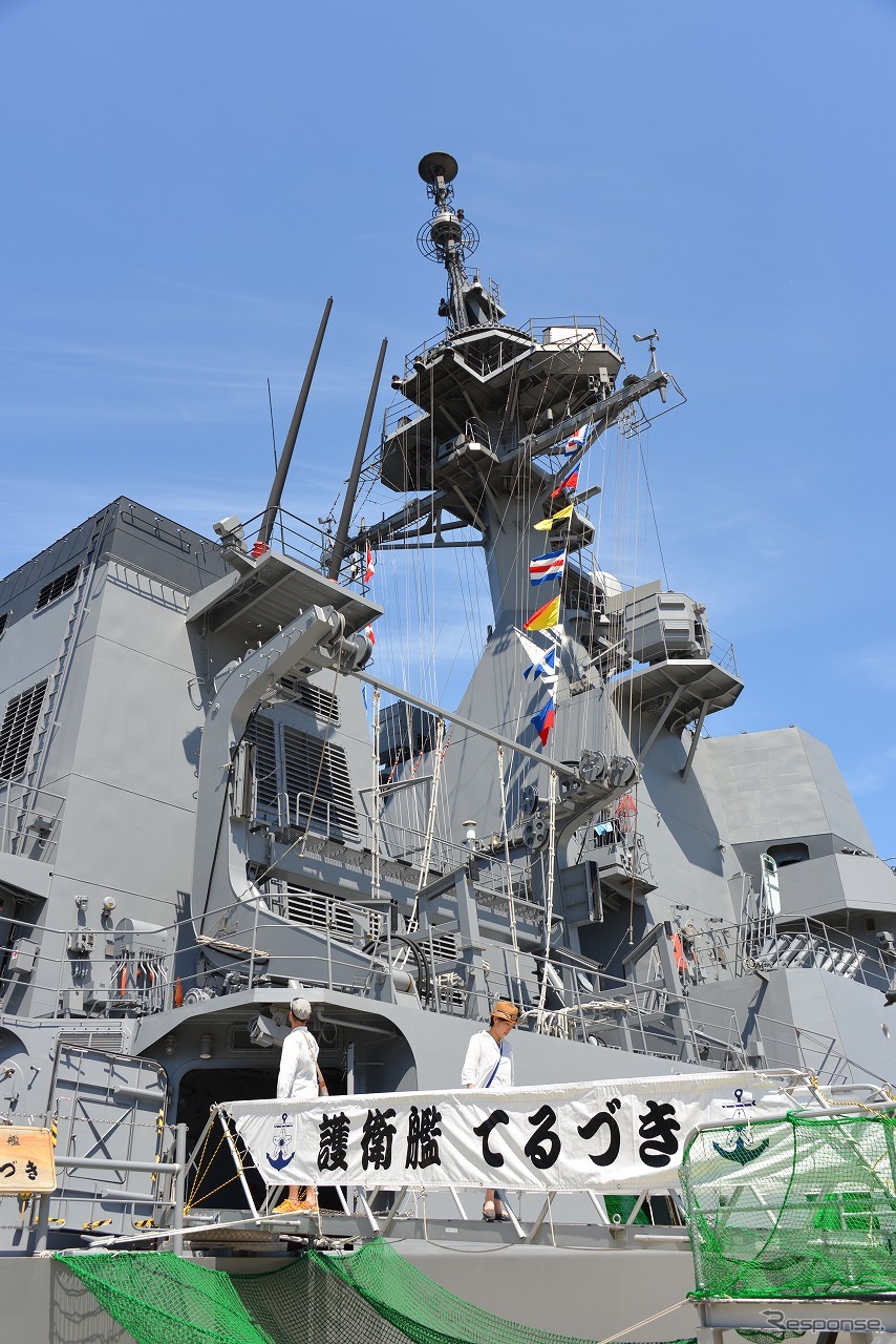 6月14日から始まった「よこすかYYのりものフェスタ2014」。海上自衛隊横須賀地方総監部は護衛艦や哨戒ヘリを公開した。