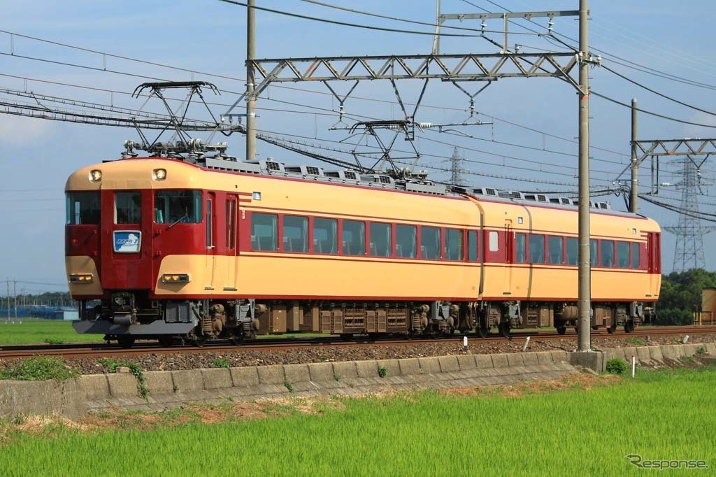 15200系「あおぞらII」の復刻塗装車。7月19日に同車を使用した湯の山線・鈴鹿線入線ツアーが行われる。鈴鹿線への入線は今回が初めて。