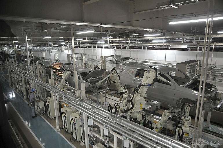 塗装ロボットによる中塗り工程。ここは見学路からガラス越しに見ることが出来る