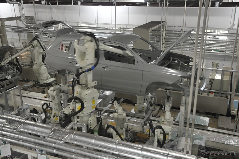 塗装ロボットによる中塗り工程。ここは見学路からガラス越しに見ることが出来る