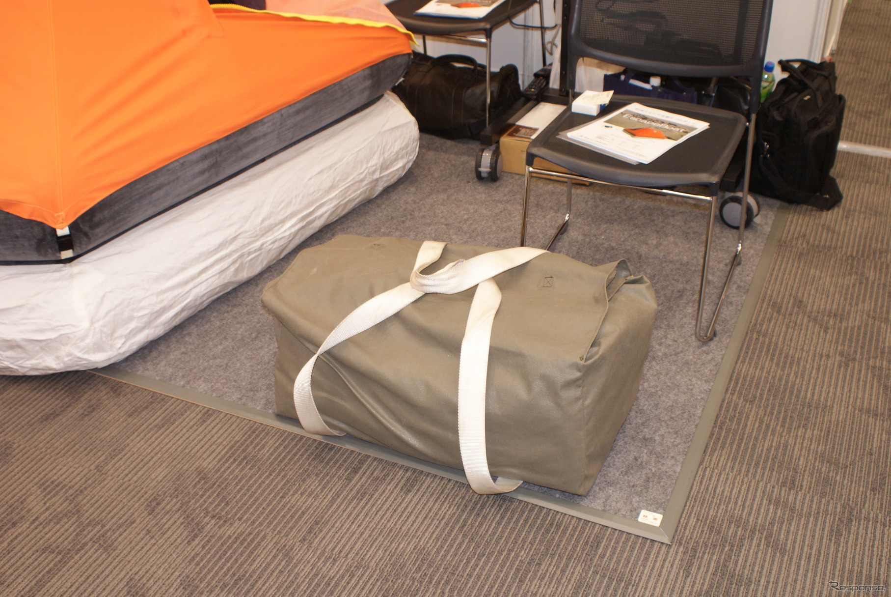 折りたたんでバッグに収納